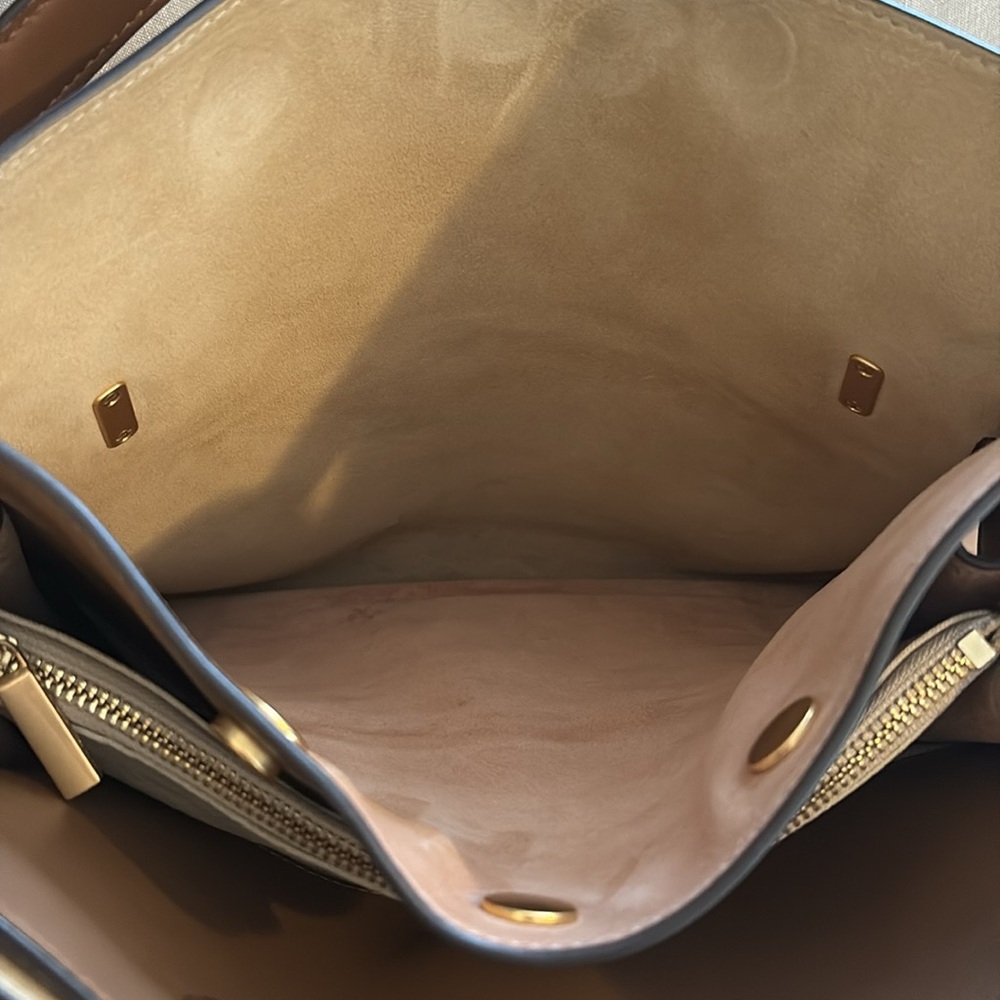 Elegant Tan Leather Handbag - Picture 3 of 11
